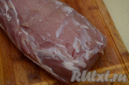 Свинину лучше всего брать свежую, не замороженную. Именно из свежего кусочка получается сочное запечённое мясо. Если у вас кусочек замороженной свинины, тогда его следует правильно разморозить, чтобы максимально сохранить воду в мясе (то есть так, чтобы в процессе разморозки мясо потеряло минимальное количество жидкости). Лучше всего размораживать мясо в холодильнике, идеально - на верхней полке. Только не забудьте поместить свинину перед разморозкой в миску, так как даже при медленной разморозке будет выделяться жидкость.