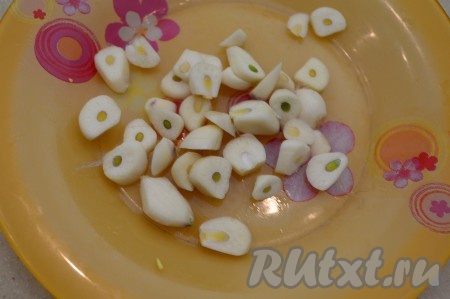 Чеснок очистить и нарезать на крупные пластины.