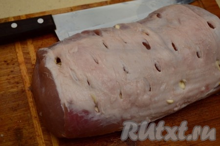 Надрезов должно быть достаточно много. Кстати, благодаря этим надрезам свинина быстрее и равномернее просолится.