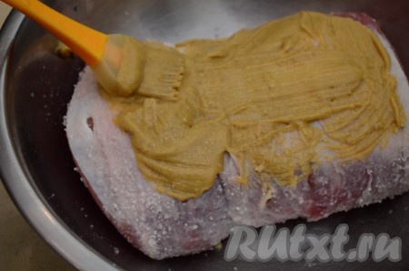 Свинину посолить, втирая соль в мясо со всех сторон. Мне на килограмм мяса требуется одна столовая ложка соли. Затем обмазать свинину со всех сторон горчицей (удобно для смазывания мяса использовать кулинарную кисть). Выложить мясо в глубокую миску и накрыть крышкой. В таком виде поставить мясо просолиться и промариноваться в горчице на 2-3 часа в холодильник.
