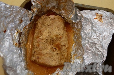 По прошествии времени достать свинину, развернуть фольгу и проверить мясо на готовность (для того чтобы проверить готовность мяса, проткните его деревянной зубочисткой, если при этом будет выделяться прозрачный сок, в котором не будет примесей крови, значит мясо готово).