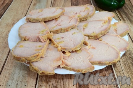 Свинину, запечённую в горчице в фольге в духовке, можно кушать и в тёплом виде, и в остывшем. Я предпочла второй вариант - остудила полностью мясо, нарезала на кусочки и подала к столу на плоской тарелке. Вот так достаточно просто можно приготовить наивкуснейшее мясное блюдо, которое украсит не только повседневный, но и любой праздничный стол.