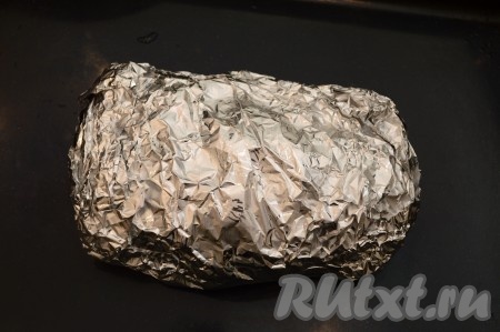 Выложить мясо, завёрнутое в фольгу, на противень и отправить в разогретую духовку. Запекать свинину в горчице 2 часа при температуре 180 градусов.