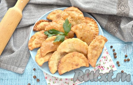 Всем советую приготовить такие мини-чебуреки с мясной начинкой, лепятся они немного проще, чем классические чебуреки, а на вкус ничем им не уступают.