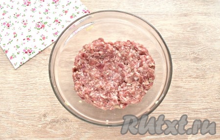 Перемешиваем тщательно фарш с луком и специями, затем вливаем 2 столовые ложки холодной воды, чтобы фарш не был плотным.