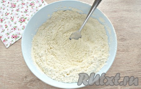 Прежде всего замесим тесто для чебуреков, для этого в глубокую миску просеиваем муку, всыпаем соль и перемешиваем.