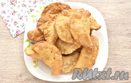 Вот такая горка мини-чебуреков получается из третьей части теста.