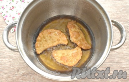 В небольшой кастрюльке (сотейнике или сковороде) разогреваем растительное масло до горячего состояния. Аккуратно опускаем в масло заготовки мини-чебуреков и жарим их с каждой стороны, примерно, по 40 секунд на среднем огне. Чебуреки должны быть с золотой корочкой. После жарки лучше выложить мини-чебуреки с мясом на бумажные полотенца, чтобы удалить излишки масла.