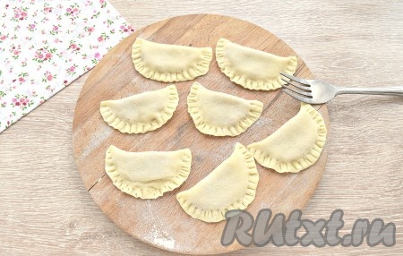 Крепко соединяем края заготовки, формируя чебурек, для прочности скрепляем края вилкой. Подобным образом лепим все мини-чебуреки.