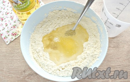 В муку вбиваем сырое яйцо, вливаем растительное масло и воду.