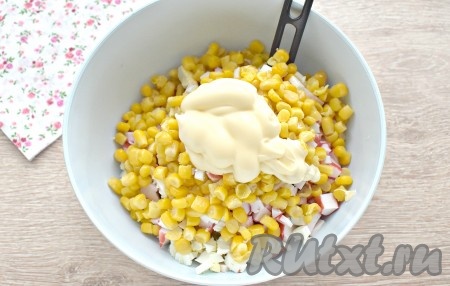 Заправляем салат майонезом, солим и перемешиваем.