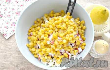 По желанию, в салат можно добавить чайную ложку свежевыжатого лимонного сока.