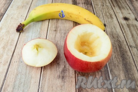 Затем острым ножом (или с помощью чайной ложки) удалить семенную коробочку, не прорезая яблоко насквозь. Получится "чашечка". 