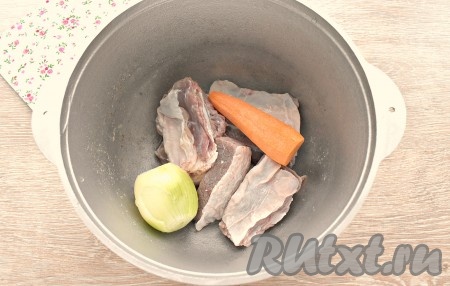 Промываем говяжьи рёбрышки. Перекладываем их в казан (или в кастрюлю с толстым дном), добавляем одну очищенную морковку и одну очищенную луковицу целиком, заливаем двумя литрами воды и ставим на огонь. После закипания воды обязательно удаляем с поверхности пену и варим рёбрышки с морковкой и луком на минимальном огне 1,5 часа (до готовности мяса, если говядина не очень молодая, тогда, возможно, на варку потребуется немного больше времени).