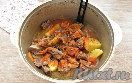 Приправляем наше блюдо по вкусу солью, чёрным молотым перцем, всыпаем готовую приправу для шурпы (кстати, приправу для шурпы можно заменить приправой для плова или собрать самостоятельно, включив в состав молотой кориандр, зиру, красный молотый перец), аккуратно перемешиваем ингредиенты и варим дальше ещё 5-7 минут.