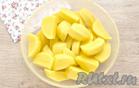 Очищаем картофель, нарезаем на крупные ломтики и выкладываем в бульон, варим после закипания 15 минут.

