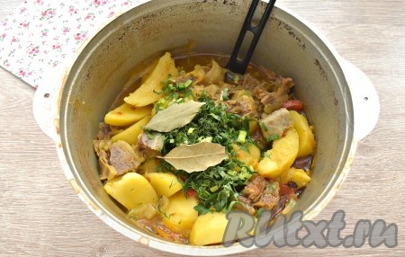 В конце приготовления добавляем в шурпу измельчённую свежую зелень и лавровые листья, томим ещё пару минут и убираем с огня. Даём готовой шурпе настояться под крышкой минут 10-15.
