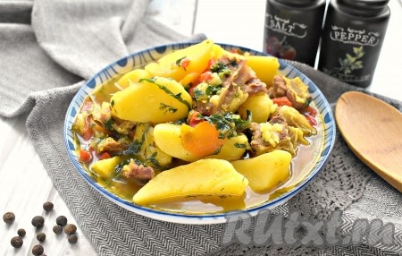 Аппетитную, ароматную, наваристую шурпу, приготовленную из говяжьих рёбрышек, разливаем в тарелки и подаём к столу. 
