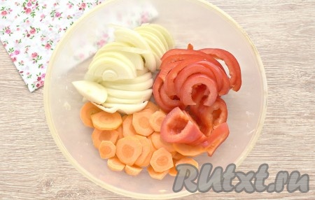 Очищаем сладкий болгарский перец, оставшиеся морковку и лук. Нарезам морковку на тонкие кружочки, луковицу и перец - на полукольца. После того как ломтики картошки проварятся минут 15, выкладываем в бульон нарезанные лук, болгарский перец и морковку, снова доводим бульон до кипения, а затем варим 10 минут.