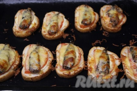 Запекать бутерброды с помидорами и шпротами в разогретой духовке минут 5-7 при температуре 200 градусов.