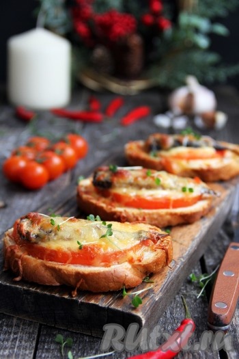 Достать аппетитные бутерброды со шпротами и помидорами из духовки, дать им немного остыть и подать к столу. Бутербродики получаются очень вкусными, всем советую!