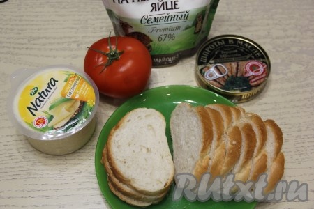 Подготовить продукты для приготовления в духовке горячих бутербродов со шпротами и помидорами. Количество кусочков батона берём в зависимости от количества рыбки в банке. 