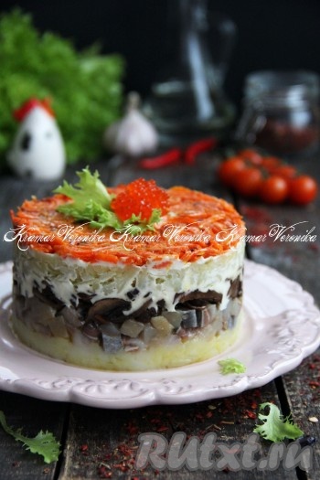 Верхним слоем выложить жареную морковку. Дать салату пропитаться прямо в кольце в холодильнике хотя бы в течение часа, а затем, аккуратно сняв кольцо, можно подавать к столу. Салат "Селёдка под лисьей шубой", приготовленный с добавлением грибов, получается аппетитным, нежным и вкусным, он несомненно украсит любое праздничное застолье!