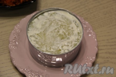 Затем выложить оставшуюся натёртую картошку, смазать майонезом и слегка утрамбовать. 