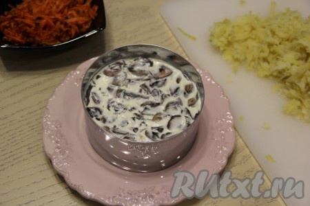 Поверх селёдки выложить жареные грибы. Смазать слой грибов майонезом и слегка утрамбовать. 