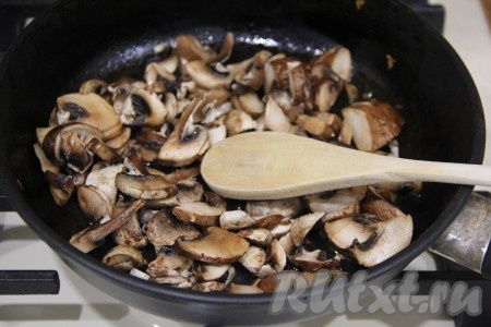 На другой сковороде обжарить на растительном масле до готовности шампиньоны (я жарю грибочки минут 15), иногда помешивая, немного присолить, а затем, убрав с огня, полностью остудить.