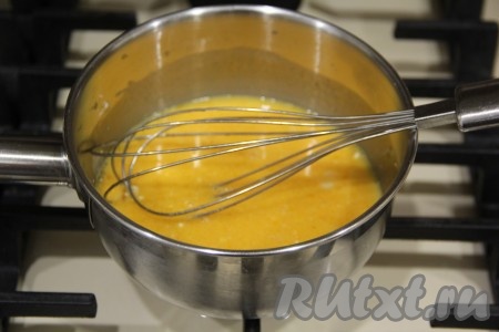 Поставить сотейник (или кастрюльку) на средний огонь и, при постоянном помешивании, довести массу до кипения.