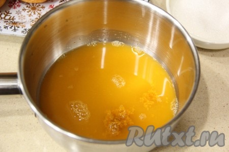 С части мандаринов снять цедру, предварительно хорошо промыв эти плоды. Для курда потребуется, примерно, 1 чайная ложка цедры. Мандарины очистить от кожуры и выдавить из них сок. Сок процедить. В сотейнике (или небольшой кастрюльке) соединить цедру и 110 мл свежевыжатого мандаринового сока.
