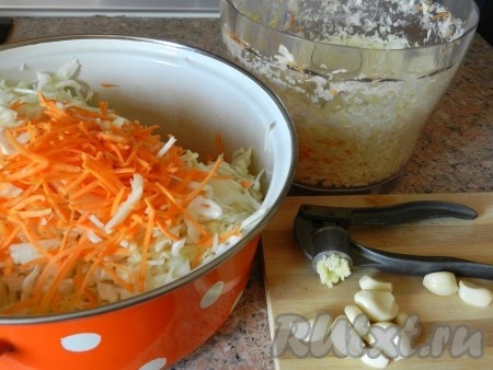 Морковь и капусту нашинковать (можно с помощью комбайна) или нарезать на более крупные кусочки, чеснок пропустить через чесночницу. Все смешать.
