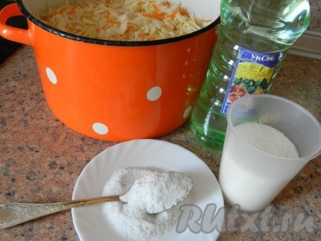 Для маринада вскипятить воду, всыпать соль и сахар, размешать до растворения и влить уксус.