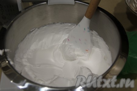 Сливки хорошо охладить, а затем взбить миксером до стойких пиков. Я использовала сливки на растительных маслах, они уже сладкие. Если используете обычные сливки для взбивания, то добавьте 80 грамм (или по вкусу) сахарной пудры.