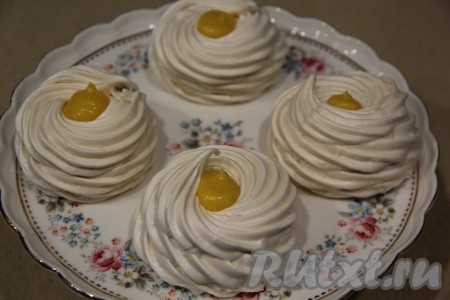 Готовую меренгу переложить на тарелку, заполнить углубление в середине курдом (или густым джемом).