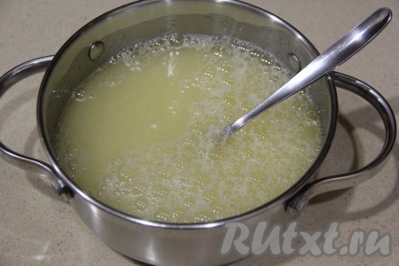 В кастрюлю всыпать сахар. Отделить желтки от белков. Отмерить нужное количество яичного белка, влить в кастрюлю и перемешать массу.