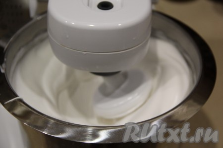 Взбивать белковую массу миксером, примерно, 10-15 минут (до стойких пиков). Взбитые белки должны хорошо держать "клювик". Время взбивания зависит от мощности миксера.