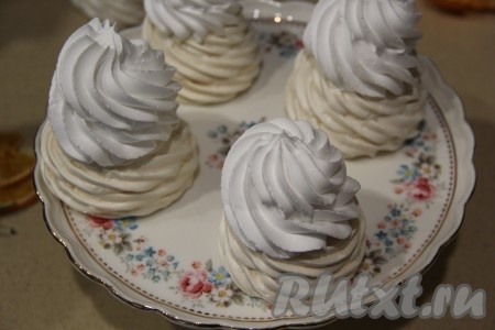 Взбитые сливки поместить в пакет с насадкой "Звёздочка" и сверху отсадить взбитые сливки в виде высокой башенки.