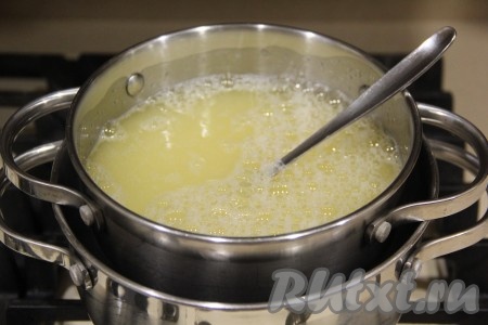 Поставить кастрюлю на водяную баню (то есть поставить кастрюлю с белками и сахаром поверх кастрюли большего диаметра, в которой кипит вода) так, чтобы дно кастрюли с белками и сахаром не касалось кипящей воды.