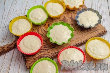 Залейте формочки с мандаринами тестом на 2/3 от высоты формочек. Поставьте выпекаться кексы в духовку, заранее разогретую до 180 градусов, на 25-30 минут.