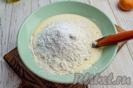 Сюда же просейте муку и разрыхлитель, перемешайте.