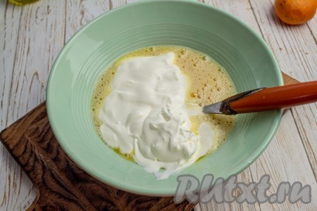 Добавьте сметану и перемешайте.