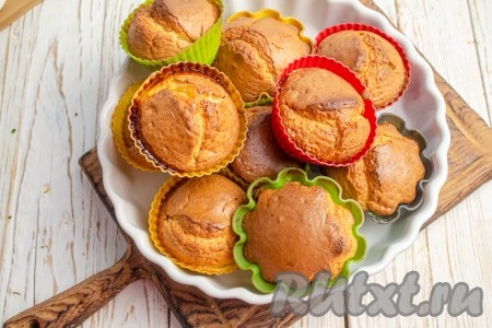 Достаньте готовые кексы, дайте им немного остыть.