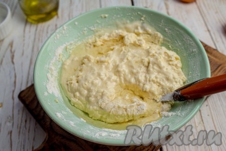 Влейте растительное масло.