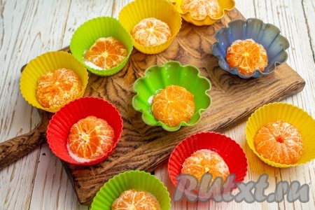 Таким образом подготовьте все 10 формочек для кексов.