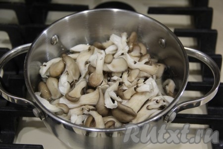 Как только маринад закипит, сразу выложить в него вешенки.