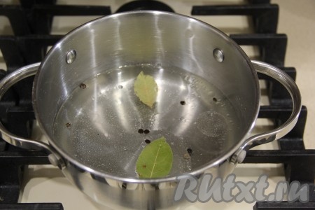 Кастрюлю с водой, уксусом и специями поставить на достаточно сильный огонь.