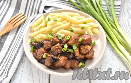 Аппетитную и вкусную свинину, тушёную с черносливом, я подала к столу вместе с отварными макаронами.