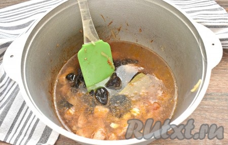 Заливаем мясо с черносливом прокипячённой водой, перемешиваем и доводим до кипения.